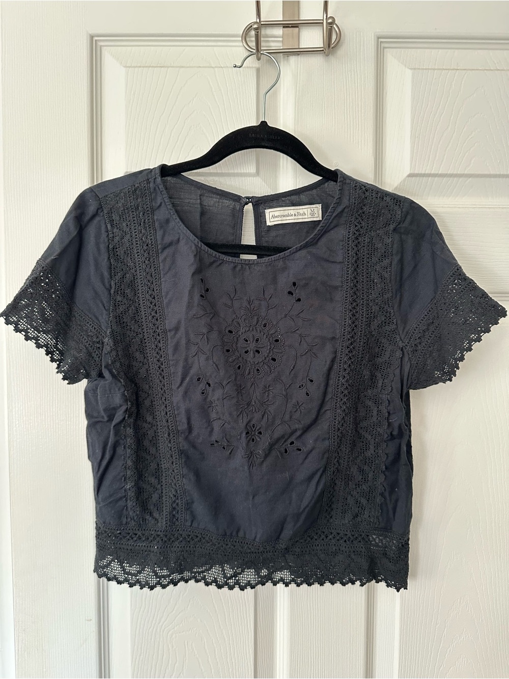 Abercrombie & Fitch Navy Crochet Lace Embroidered Top M Boho Eyelet Keyhole Back